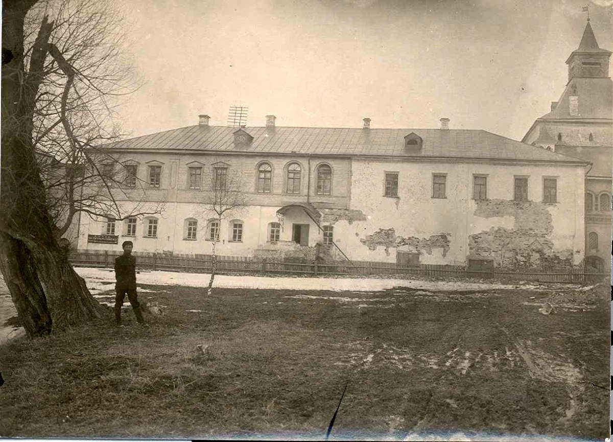 Западный фасад Митрополичьих келий на сушилах и погребах Ростовского кремля. Фото 1925 г.