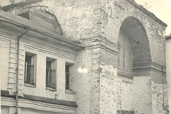 Восточная часть Судного приказа и Часобитная башня Ростовского кремля. Фото 1958 года