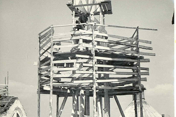 3. Завершение северной фланкирующей башни церкви Воскресения Ростовского кремля в процессе реставрации. Фото 1954 года