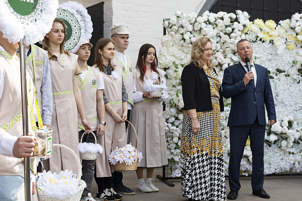 В Ростовском кремле провели благотворительную акцию «Белый цветок»