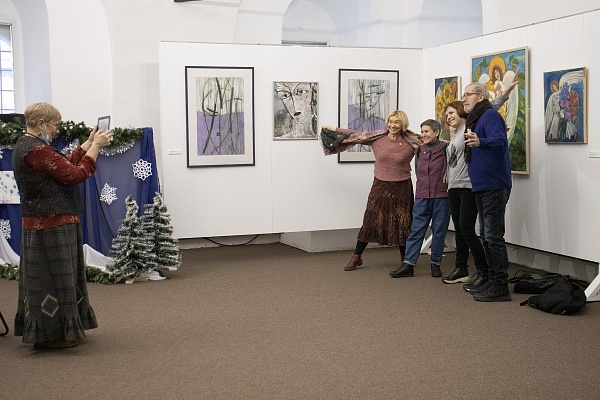17 декабря в Музейной гостиной Ростовского кремля открылась рождественская выставка «Под крылом ангела»