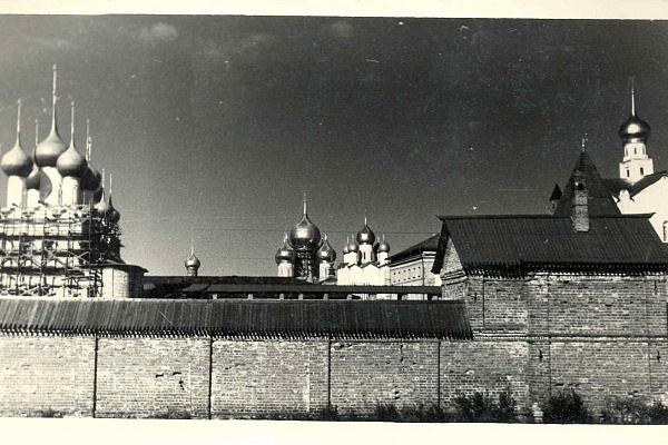 Палатка садовая (на переднем плане) Ростовского кремля вскоре после второй реставрации. Фото 1958–1959 годов