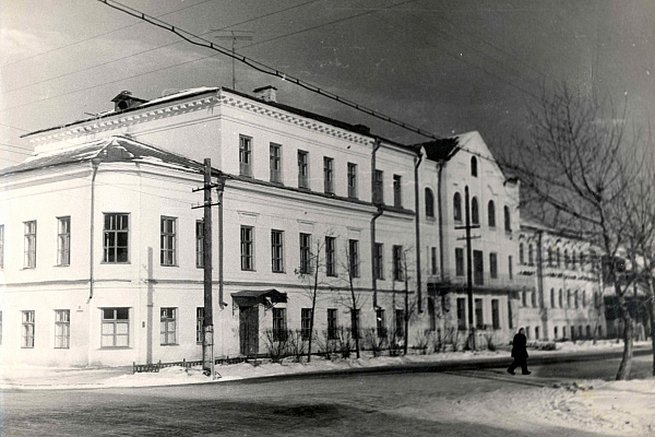 Ил. 4. Здание Ростовской центральной районной больницы до реконструкции 1965 и 1969 годов, вид с юго-запада, зима 1965 года