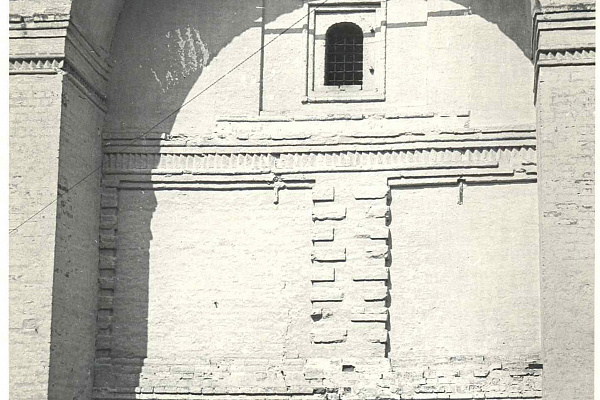 Фрагмент южного фасада Часобитной башни Ростовского кремля. Фото 1954 г.
