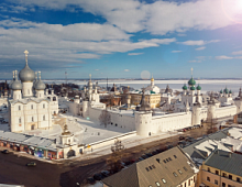 Архитектура кремля, Переходы по стенам кремля (интерьеры храмов Воскресения, Иоанна Богослова и Спаса на Сенях), Белая палата "Музей церковных древностей", сени Белой палаты