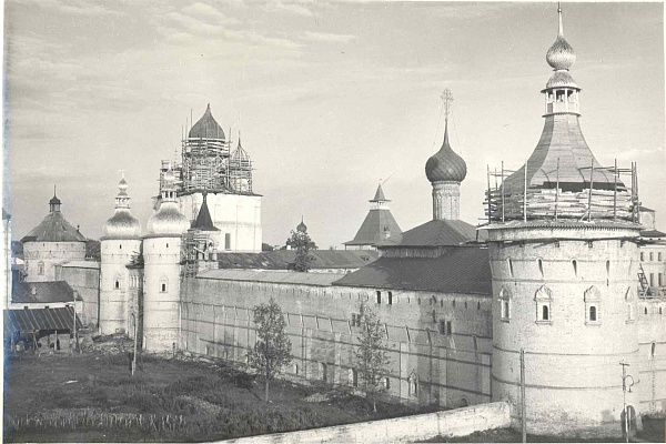 4. Вид на северную часть Ростовского кремля. Завершения башен в процессе реставрации. Фото 1954 года