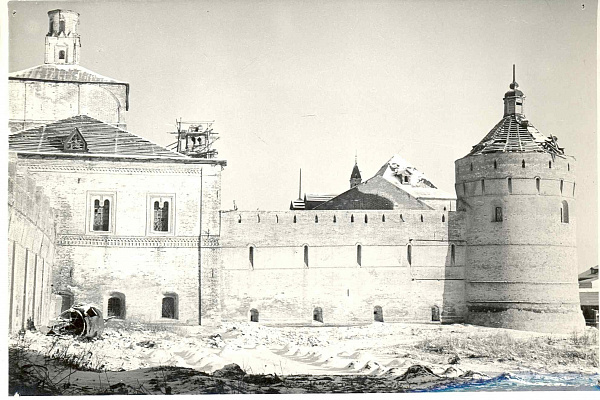 Круглая садовая башня Ростовского кремля после смерча 1953 года. Фото конца 1953 года