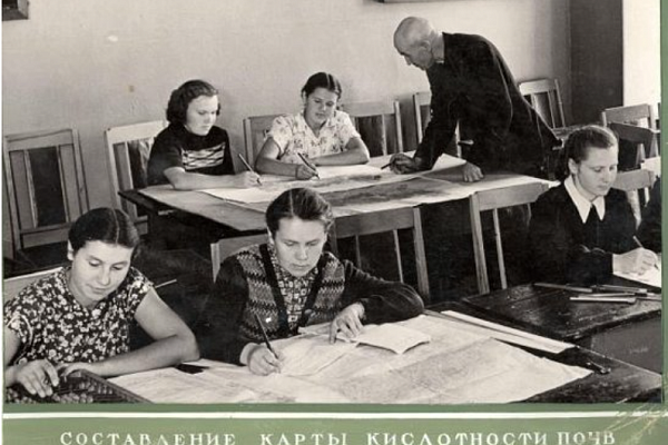 Ил. 1. Н. В. Чижиков со студентами Ростовского сельхозтехникума. Около 1957 г. Из коллекции ГМЗРК