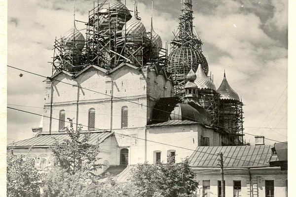 Церковь Воскресения и западная часть Судного приказа Ростовского кремля. Фото 1957 года