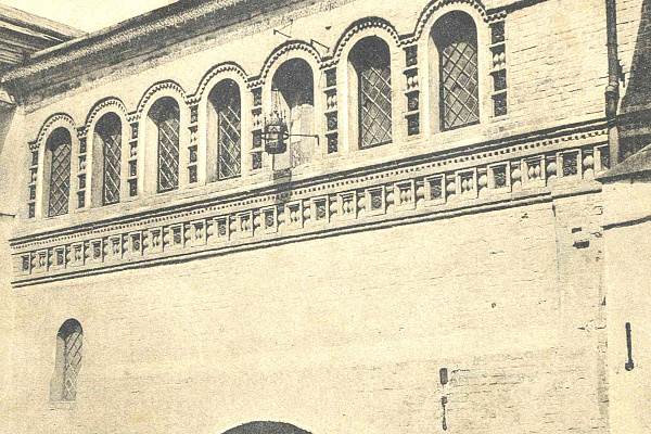 Западный фасад Водяной башни Ростовского кремля после реставрации 1896 г. Фотооткрытка начала XX в.