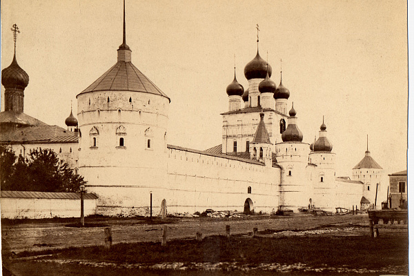 1. Вид на западную часть Ростовского кремля. Фото И.Ф. Барщевского. 1880-е годы