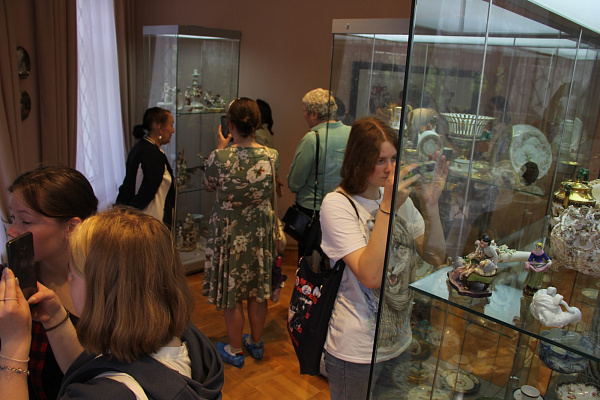 Первые посетители "Музея фарфора"