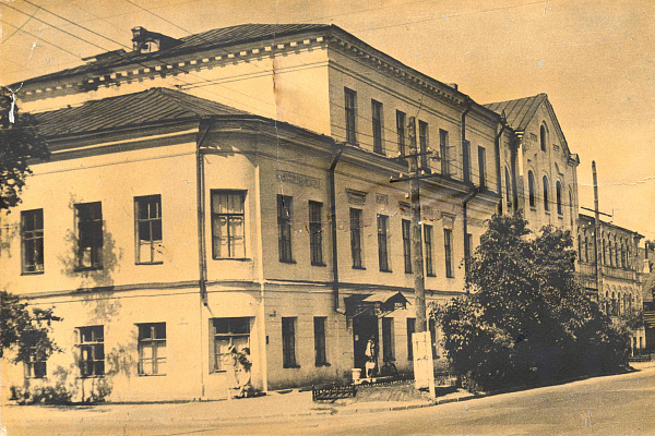 Ил. 3. Открытка с изображением Ростовской центральной районной больницы, вид с юго-запада, 1950-е годы