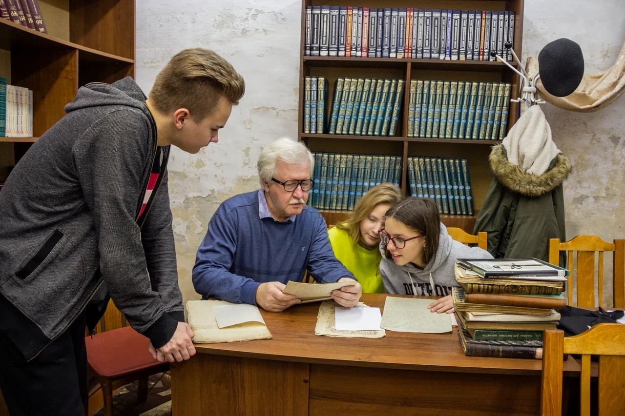 В библиотеке музея «Ростовский кремль» прошли занятия для школьников профильного курса В библиотеке музея «Ростовский кремль» прошли занятия для школьников профильного курса