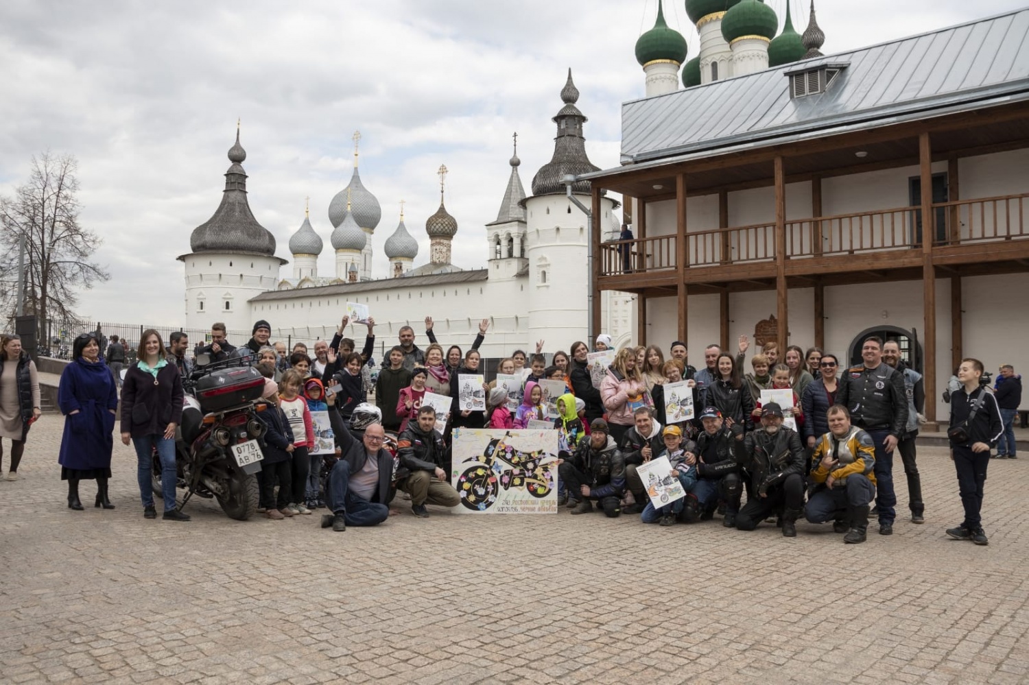 Участники мотоклуба «Черные медведи» в музее-заповеднике «Ростовский кремль»