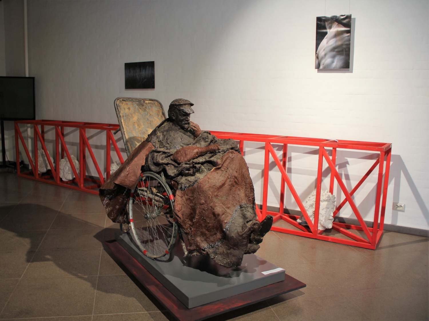 В Ростовском кремле открылась выставка известного скульптора Алексея Благовестнова 
