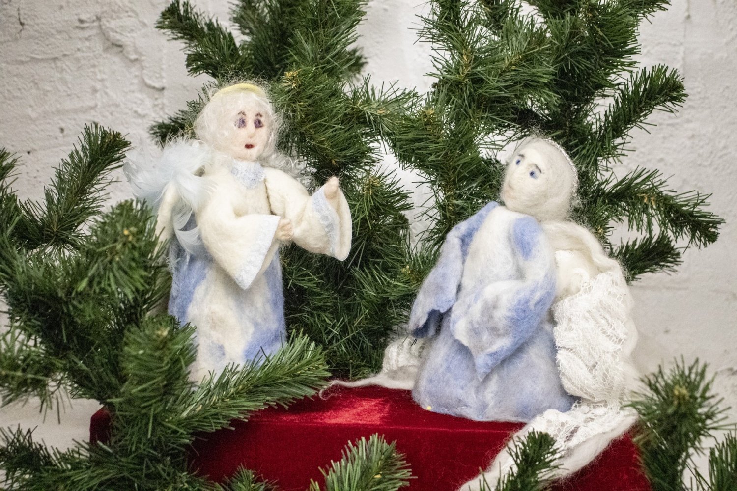 17 декабря в Музейной гостиной Ростовского кремля открылась рождественская выставка «Под крылом ангела»