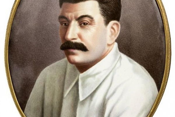 Ил. 6. А. А. Назаров. Портрет И. В. Сталина. Начало 1930-х гг. Медь, эмаль, живопись по эмали; латунь, скань 14,5×11,3 (овал). Ф-1427