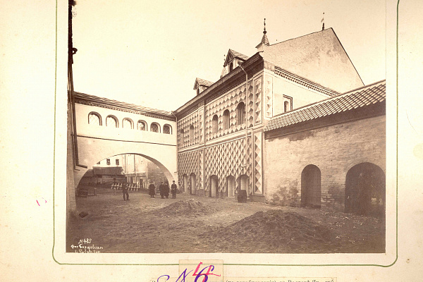 3. Приспешня, поварня и висячий переход Ростовского кремля. Вид с северо-запада. Фото И.Ф. Барщевского 1884 г.