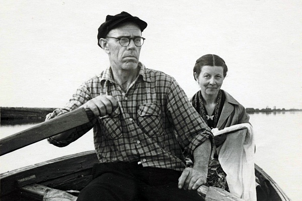 Константин Григорьевич Брендючков с женой на лодке, фотография 1970 г;