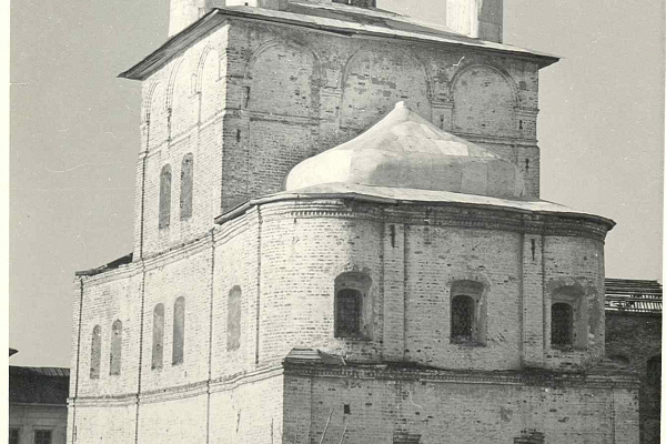 Церковь Григория Богослова Ростовского кремля, поврежденная смерчем 1953 г. Фото 1953 г.