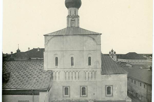 Церковь Спаса на Сенях Ростовского кремля вскоре после реставрации 1891–1893 гг. Южный фасад. Фото конца XIX в.