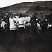 Ил. 3. Виктор Карлович Булла. Военные медики и студенты после оказания медпомощи раненым. 1904