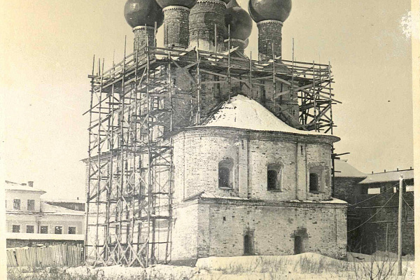 Церковь Григория Богослова Ростовского кремля в процессе реставрации. Фото второй половины 1950-х гг.