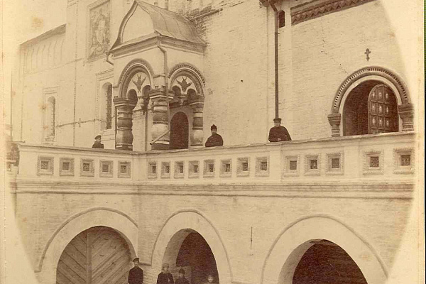 Церковь Спаса на Сенях Ростовского кремля в конце XIX в. Фрагмент северного фасада. Фото конца XIX в.