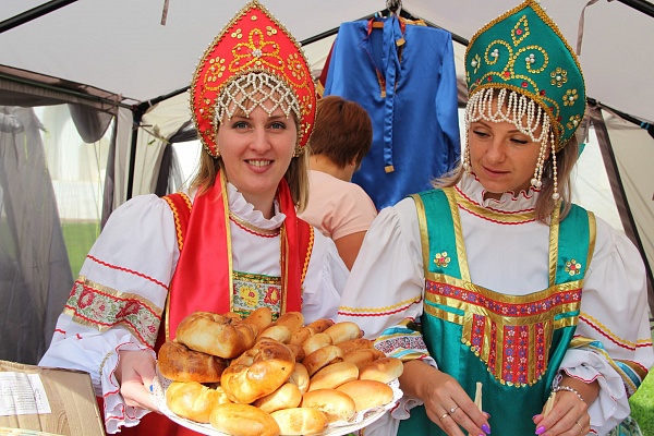 В Ростовском кремле лето проводят праздничной ярмаркой