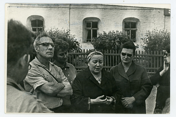 М.Н.Карасева с экскурсантами. 1960-е г.г.