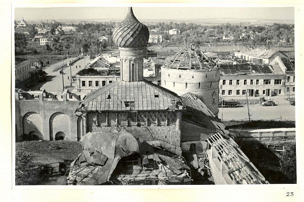 Церковь Одигитрии Ростовского кремля вскоре после смерча. Фото 1953 г.