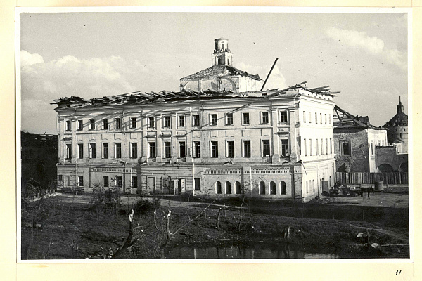 Самуилов корпус и церковь Спаса на Сенях Ростовского кремля после смерча 1953 г. Фото 1953 г.