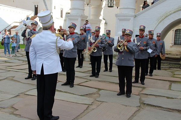 С 1 августа в Ростове Великом возобновляется субботний парад духового оркестра
