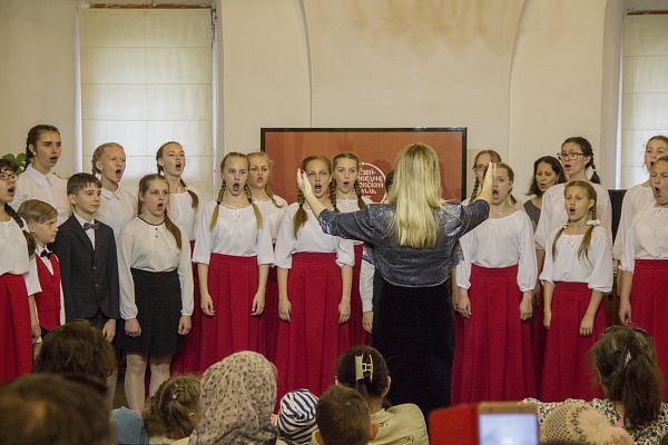 «Не грусти, улыбнись и пой»: концерт в Ростовском кремле