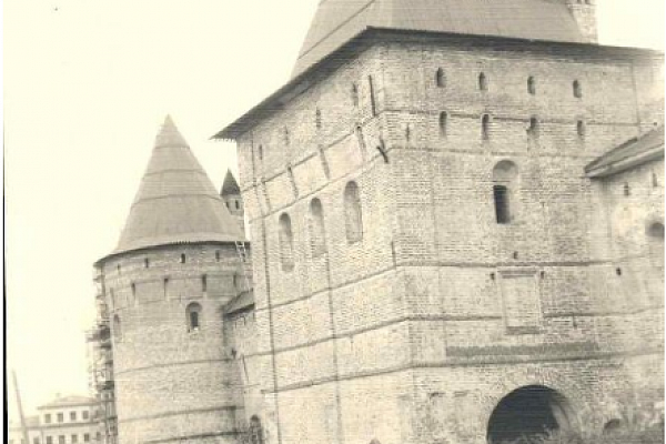 Ил. 2. Вид с юго-востока на квадратную и круглую Садовые башни Ростовского кремля. Середина 1950-х гг. ФТ-2944