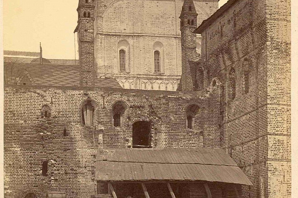 2. Приспешня и поварня Ростовского кремля. Вид с юга. Фото И.Ф. Барщевского 1883–1884 гг.