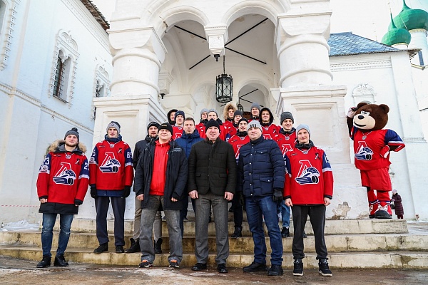 Визит молодежной хоккейной команды «Локо» в Ростовский кремль 